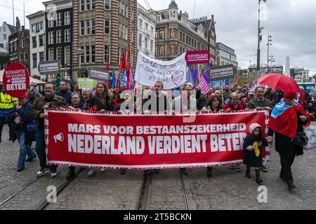 AMSTERDAM - manifestanti durante un'azione del sindacato FNV (Federazione sindacale olandese) e NPB (Unione di polizia olandese) nel giorno della sicurezza di sussistenza. Dopo le prossime elezioni, i sindacati vogliono inviare un chiaro segnale ai politici in merito alla politica socioeconomica auspicata. ANP JEROEN JUMELET netherlands Out - belgium Out Credit: ANP/Alamy Live News Foto Stock