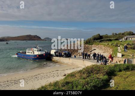 Accodamento di turisti di salire a bordo del traghetto per le isole. La Città bassa Quay, St Martin's, le isole Scilly, Cornwall, Regno Unito Foto Stock