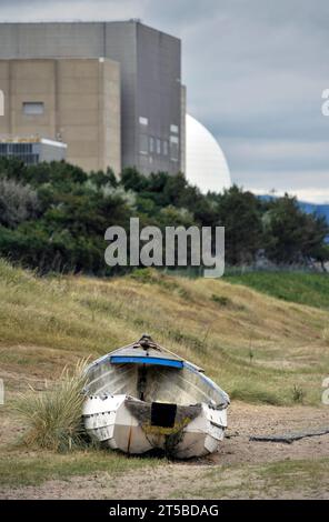 Scafo abbandonato per peschereccio e centrale nucleare di sizewell A e B, sizewell suffolk, inghilterra Foto Stock