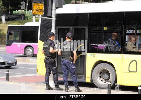 Istanbul, Türkiye. Due agenti di polizia a Kabatas per strada Foto Stock