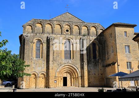 Abbazia di Cadouin nel Périgord. La chiesa abbaziale romanica e il chiostro nel villaggio di Cadouin. Architettura, religione, patrimonio religioso e turismo. Foto Stock
