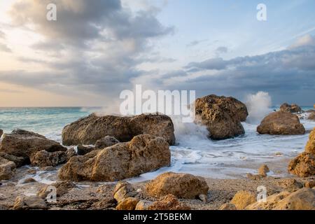 Grandi onde che si infrangono sulle grandi rocce della spiaggia di Kavalikefta, Lefkada, Grecia. Foto Stock