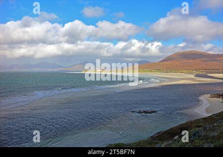Una vista panoramica sulla spiaggia di Seilebost verso Luskentyre con maree e colline sullo sfondo sull'isola di Harris, le Ebridi esterne, la Scozia. Foto Stock