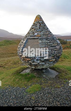 Il monumento con targa che ricorda lo sbarco di Bonnie Prince Charlie dopo essere fuggito da Culloden nel 1746 ad Arivruaich, Isola di Lewis, Scozia. Foto Stock