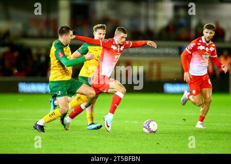 Oakwell Stadium, Barnsley, Inghilterra - 3 novembre 2023 Max Watters (36) di Barnsley sotto pressione - durante la partita Barnsley contro Horsham, Emirates fa Cup, 2023/24, Oakwell Stadium, Barnsley, Inghilterra - 3 novembre 2023 crediti: Arthur Haigh/WhiteRosePhotos/Alamy Live News Foto Stock