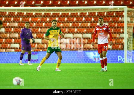 Oakwell Stadium, Barnsley, Inghilterra - 3 novembre 2023 Max Watters (36) di Barnsley e Jack Brivio (18) di Horsham - durante la partita Barnsley contro Horsham, Emirates fa Cup, 2023/24, Oakwell Stadium, Barnsley, Inghilterra - 3 novembre 2023 crediti: Arthur Haigh/WhiteRosePhotos/Alamy Live News Foto Stock