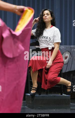 Il soprano Guiomar canto si esibisce durante le prove di Carmen. The Flamenco Musical al Teatro Real di Madrid, 4 novembre 2023, Spagna Foto Stock