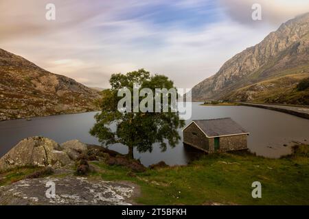 Llyn Ogwen, un lago a nastro nel cuore del Parco Nazionale di Snowdonia. Il lago è circondato da aspre montagne ed è una destinazione popolare per gli escursionisti, Foto Stock