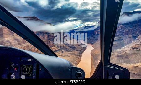 Volo in elicottero sul fiume Colorado attraverso il Grand Canyon, nell'area occidentale di questa meraviglia nordamericana. Foto Stock