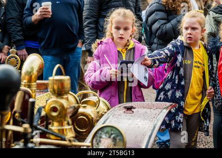 Londra, Regno Unito. 4 novembre 2023. Il 3rd hornchurch Brownies indaga sulle vetture: Il St James's International Concours con oltre 115 veicoli pionieristici esposti al pubblico in anteprima al Tomorrow's RM Sotheby's London to Brighton Veteran Car Run. Crediti: Guy Bell/Alamy Live News Foto Stock