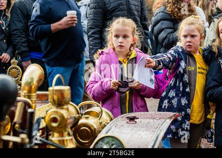 Londra, Regno Unito. 4 novembre 2023. Il 3rd hornchurch Brownies indaga sulle vetture: Il St James's International Concours con oltre 115 veicoli pionieristici esposti al pubblico in anteprima al Tomorrow's RM Sotheby's London to Brighton Veteran Car Run. Crediti: Guy Bell/Alamy Live News Foto Stock