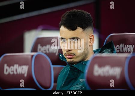 LONDON, UK - 1 novembre 2023: Gabriel Martinelli dell'Arsenal siede in panchina davanti alla partita di quarto turno della EFL Cup tra West Ham United e Arsena Foto Stock