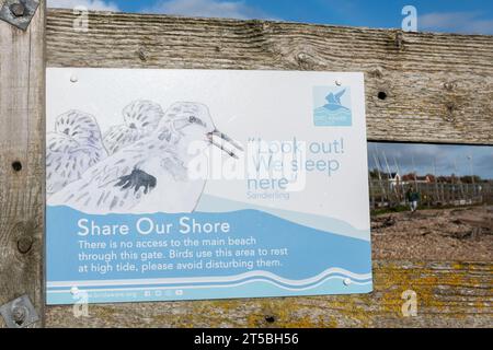 Condividi la nostra insegna Shore su Hill Head Beach, dove le sabbie di uccelli guadi riposano durante l'alta marea, per prevenire disturbi umani, Hampshire, Inghilterra, Regno Unito Foto Stock