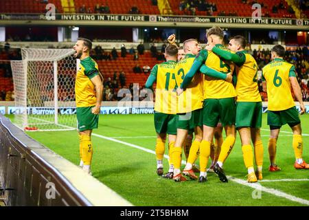 Oakwell Stadium, Barnsley, Inghilterra - 3 novembre 2023 i giocatori dell'Horsham festeggiano lì il terzo gol davanti ai tifosi - durante la partita Barnsley contro Horsham, Emirates fa Cup, 2023/24, Oakwell Stadium, Barnsley, Inghilterra - 3 novembre 2023 crediti: Arthur Haigh/WhiteRosePhotos/Alamy Live News Foto Stock