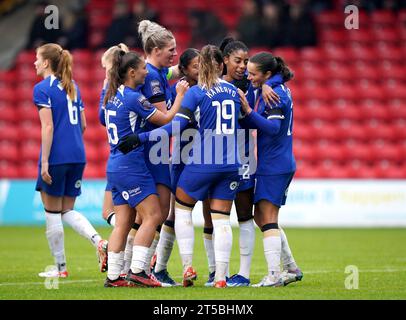 Ashley Lawrence del Chelsea festeggia con i compagni di squadra dopo aver segnato il quarto gol dei loro lati durante la partita di Super League femminile Barclays al Poundland Bescot Stadium, Walsall. Data immagine: Sabato 4 novembre 2023. Foto Stock