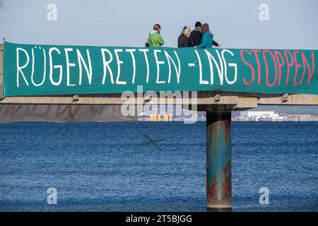 4 novembre 2023, Meclemburgo-Pomerania occidentale, Binz: Partecipanti alla manifestazione organizzata dall'alleanza "Flagge zeigen - LNG-protesta sichtbar machen!" hanno stampigliato striscioni sul molo della località balneare. Non lontano dal sito del previsto terminal GNL nel porto di Mukran sul molo di Binz, circa 100 persone stanno manifestando contro il progetto, secondo i rapporti della polizia. Di recente, si sono moltiplicate le speculazioni su possibili ragioni per un avvio significativamente più tardi del terminale GNL di Rügen e presunte indicazioni in merito. Autorità e un progetto di sviluppo Foto Stock