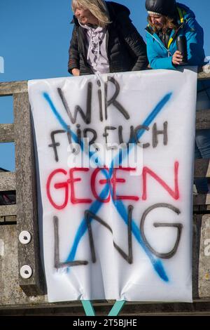 4 novembre 2023, Meclemburgo-Pomerania occidentale, Binz: Partecipanti alla manifestazione organizzata dall'alleanza "Flagge zeigen - LNG-protesta sichtbar machen!" hanno stampigliato striscioni sul molo della località balneare. Non lontano dal sito del previsto terminal GNL nel porto di Mukran sul molo di Binz, circa 100 persone stanno manifestando contro il progetto, secondo i rapporti della polizia. Di recente, si sono moltiplicate le speculazioni su possibili ragioni per un avvio significativamente più tardi del terminale GNL di Rügen e presunte indicazioni in merito. Autorità e un progetto di sviluppo Foto Stock