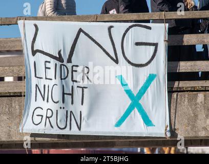 4 novembre 2023, Meclemburgo-Pomerania occidentale, Binz: Partecipanti alla manifestazione organizzata dall'alleanza "Flagge zeigen - LNG-protesta sichtbar machen!" hanno stampigliato striscioni sul molo della località balneare. Non lontano dal sito del previsto terminal GNL nel porto di Mukran sul molo di Binz, circa 100 persone stanno manifestando contro il progetto, secondo i rapporti della polizia. Di recente, si sono moltiplicate le speculazioni su possibili ragioni per un avvio significativamente più tardi del terminale GNL di Rügen e presunte indicazioni in merito. Autorità e un progetto di sviluppo Foto Stock