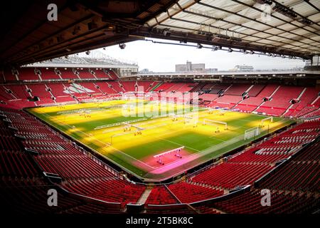 Il campo del MUFC Manchester United FC viene trattato dopo una partita. . Foto Stock