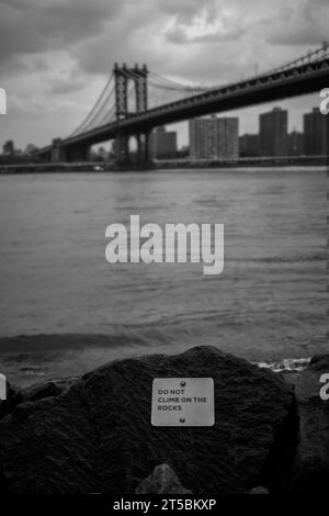 Una splendida foto del famoso Manhattan Bridge, incorniciato dal vivace quartiere DUMBO di Brooklyn. La foto cattura il neo-Gothi del ponte Foto Stock