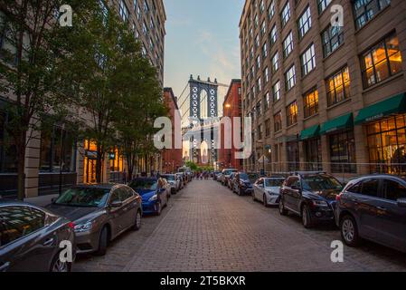 Una splendida foto del famoso Manhattan Bridge, incorniciato dal vivace quartiere DUMBO di Brooklyn. La foto cattura il neo-Gothi del ponte Foto Stock