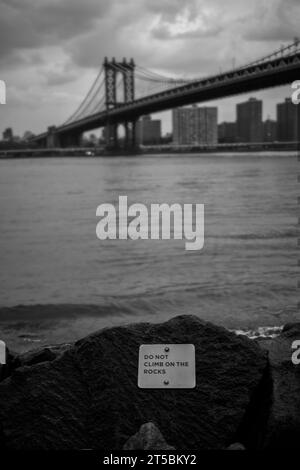 Una splendida foto del famoso Manhattan Bridge, incorniciato dal vivace quartiere DUMBO di Brooklyn. La foto cattura il neo-Gothi del ponte Foto Stock