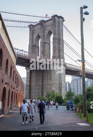 Una splendida foto di scorta dell'iconico Ponte di Brooklyn, una delle destinazioni turistiche più popolari di New York. La foto cattura la grazia del ponte Foto Stock