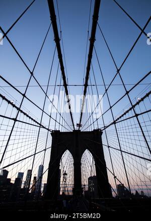 Una splendida foto di scorta dell'iconico Ponte di Brooklyn, una delle destinazioni turistiche più popolari di New York. La foto cattura la grazia del ponte Foto Stock