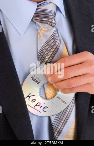 Businessmann mit einer Daten CD in der Hand - Datenklau, BLF *** uomo d'affari con un CD dati in mano furto di dati, BLF 07010543 x credito: Imago/Alamy Live News Foto Stock