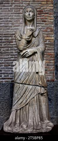 Ercolano, Basilica Noniana. La statua marmorea di Viciria, madre di Nonio Balbo, si trova a Ercolano, Basilica Noniana. I secolo d.C. museo Archeologico Nazionale di Napoli Italia. Foto Stock