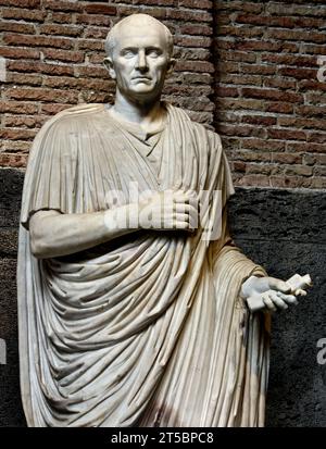 Statua in marmo bianco di Marco Nonio Balbo, figlio, della basilica Noniana. Indossa la toga di Ercolano i secolo d.C. museo Archeologico Nazionale di Napoli Italia. Foto Stock