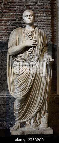 Statua in marmo bianco di Marco Nonio Balbus, padre del proconsole. Museo Archeologico Nazionale di Napoli i secolo d.C. Foto Stock