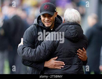 Burnley Manager, Vincent Kompany, (a sinistra) interagisce con il Crystal Palace Manager, Roy Hodgson, prima della partita di Premier League a Turf Moor, Burnley. Data immagine: Sabato 4 novembre 2023. Foto Stock