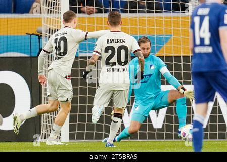 Sinsheim, Germania. 4 novembre 2023. Calcio: Bundesliga, TSG 1899 Hoffenheim - Bayer Leverkusen, Matchday 10, PreZero Arena. Florian Wirtz di Leverkusen (l) segna il gol per arrivare a 0:1. Credito: Uwe Anspach/dpa - NOTA IMPORTANTE: in conformità con le norme della DFL German Football League e della DFB German Football Association, è vietato utilizzare o utilizzare fotografie scattate nello stadio e/o della partita sotto forma di immagini sequenziali e/o serie di foto simili a video./dpa/Alamy Live News Foto Stock