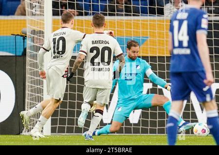 Sinsheim, Germania. 4 novembre 2023. Calcio: Bundesliga, TSG 1899 Hoffenheim - Bayer Leverkusen, Matchday 10, PreZero Arena. Florian Wirtz di Leverkusen (l) segna il gol per arrivare a 0:1. Credito: Uwe Anspach/dpa - NOTA IMPORTANTE: in conformità con le norme della DFL German Football League e della DFB German Football Association, è vietato utilizzare o utilizzare fotografie scattate nello stadio e/o della partita sotto forma di immagini sequenziali e/o serie di foto simili a video./dpa/Alamy Live News Foto Stock