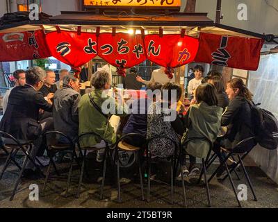 Giappone, Fukuoka, Hakata. Bancarelle serali lungo il fiume Hakata. Foto Stock