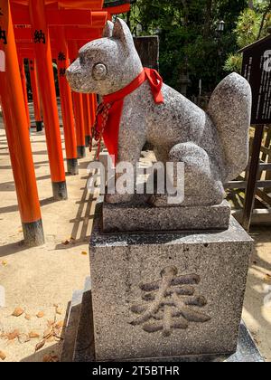 Fukuoka, Hakata, Giappone. Guardian Fox (Kitsune) al Sumiyoshi Shinto Shrine. Foto Stock