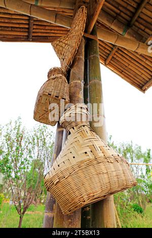 Contenitore di bambù e cappello Foto Stock