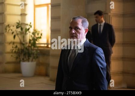 Baku, Azerbaigian. 4 novembre 2023. Jeyhun Bayramov, ministro degli Esteri della Repubblica dell'Azerbaigian, attende l'arrivo del ministro degli Esteri tedesco di fronte al ministero degli Esteri azero. Il fulcro del viaggio è la disputa tra Armenia e Azerbaigian sulla regione del Nagorno-Karabakh. Credito: Hannes P. Albert/dpa/Alamy Live News Foto Stock