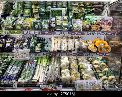 Giappone, Kyushu, IMI. Piccolo negozio di alimentari, verdure avvolte in plastica. Foto Stock