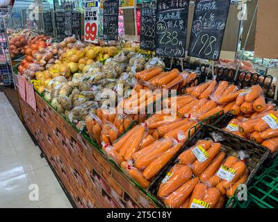 Giappone, Kyushu, IMI. Piccolo negozio di alimentari, verdure avvolte in plastica. Foto Stock