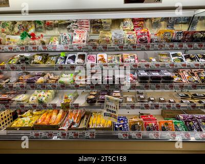 Giappone, Kyushu, IMI. Piccolo negozio di alimentari, spuntini e cibo di prima necessità. Foto Stock