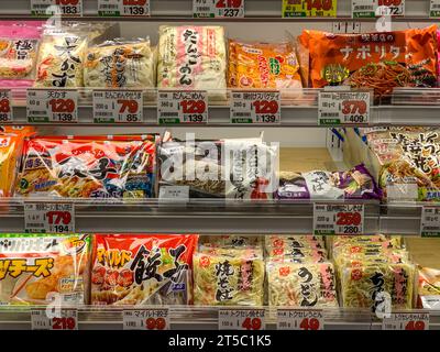 Giappone, Kyushu, IMI. Piccolo negozio di alimentari, spuntini e cibo di prima necessità. Foto Stock