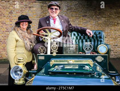 Londra, Regno Unito. 4 novembre 2023. Gli orgogliosi proprietari con il loro Darracq del 1903. Oltre un centinaio di auto veterane pre-1905 sono in mostra nell'evento espositivo accanto al James's Palace, in anteprima la RM Sotheby's London to Brighton Run di domenica. Crediti: Imageplotter/Alamy Live News Foto Stock