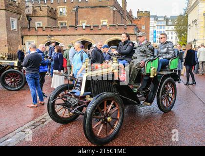 Londra, Regno Unito. 4 novembre 2023. Cliff Jowsey e la sua famiglia guidano la Renault 1902 al Concours. Oltre un centinaio di auto veterane pre-1905 sono in mostra nell'evento espositivo accanto al James's Palace, in anteprima la RM Sotheby's London to Brighton Run di domenica. Crediti: Imageplotter/Alamy Live News Foto Stock