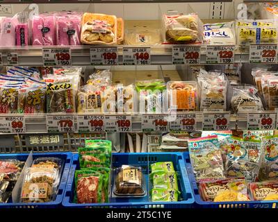 Giappone, Kyushu, IMI. Piccolo negozio di alimentari, spuntini e cibo di prima necessità. Foto Stock