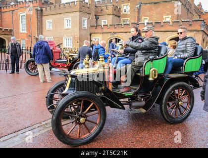 Londra, Regno Unito. 4 novembre 2023. Cliff Jowsey e la sua famiglia guidano la loro Renault 1902 al Concours, St James Palace sullo sfondo. Oltre un centinaio di auto veterane pre-1905 sono in mostra nell'evento espositivo accanto al James's Palace, in anteprima la RM Sotheby's London to Brighton Run di domenica. Crediti: Imageplotter/Alamy Live News Foto Stock