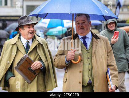 Londra, Regno Unito. 4 novembre 2023. Il giudice Alan Titchmarch cammina intorno al Concours con un elegante abbigliamento impermeabile che richiama l'epoca. Oltre un centinaio di auto veterane pre-1905 sono in mostra nell'evento espositivo accanto al James's Palace, in anteprima la RM Sotheby's London to Brighton Run di domenica. Crediti: Imageplotter/Alamy Live News Foto Stock