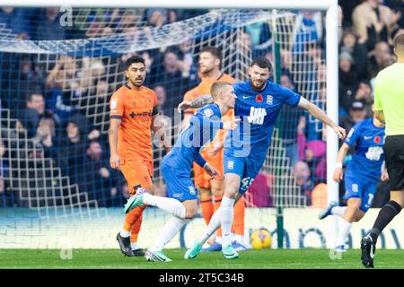 Birmingham sabato 4 novembre 2023. Jay Stansfield di Birmingham (L) festeggia dopo aver segnato il primo gol della sua squadra durante la partita del campionato Sky Bet tra Birmingham City e Ipswich Town a St Andrews, Birmingham, sabato 4 novembre 2023. (Foto: Gustavo Pantano | mi News) crediti: MI News & Sport /Alamy Live News Foto Stock