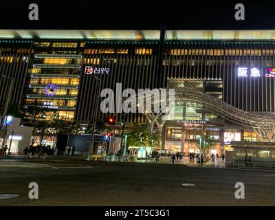 Fukuoka, Hakata, Giappone. Stazione ferroviaria di Hakata e centro commerciale cittadino di Hakata di notte. Foto Stock